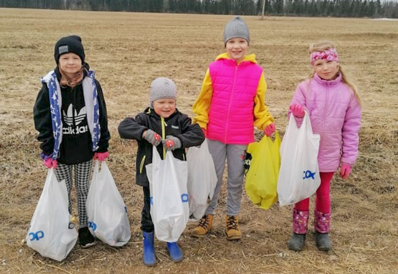 Maailmakoristajad Stella (vasakult), Emily ja Lisann. Prügikogust aitab minema tarida Emily väikevend Remy. Suure osa prügikottide sisust moodustasid alkoholipudelid ja suitsupakid. Foto: ERAKOGU