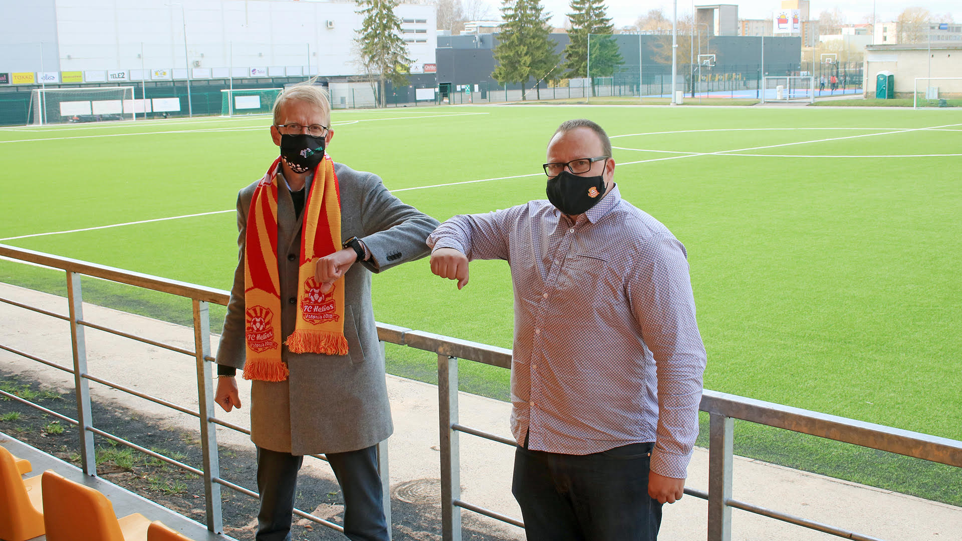 ASi Barrus juhatuse liige Martti Kork (vasakul) ja Võru FC Heliose tegevjuht Jaanus Vislapuu Barrus Arenal. Foto Võru FC Helios