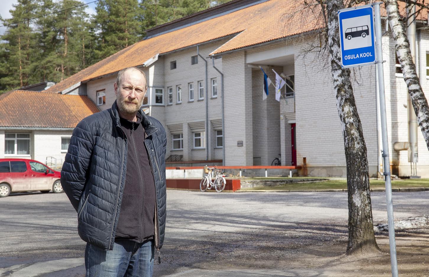 Osula põhikooli direktori Anti Ossise juhitavas haridusasutuses vajab praegu koolibussi teenust kümme õpilast. Foto: AIGAR NAGEL