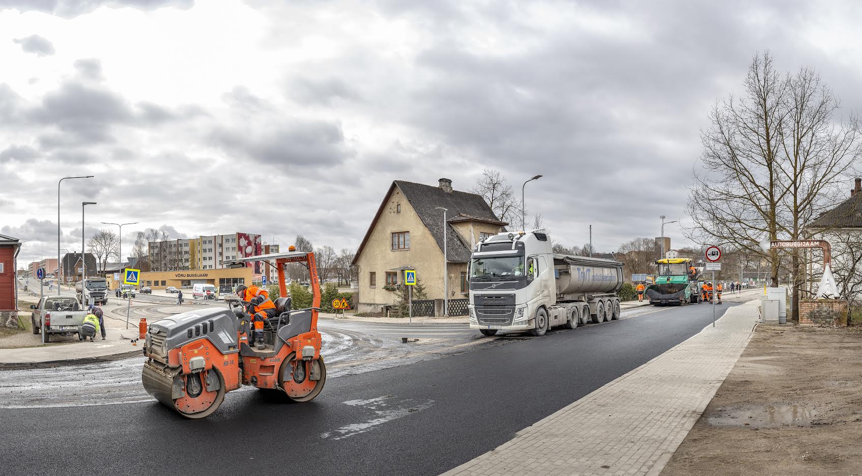 Eile ennelõunal oli Vilja ja Tartu tänava ristmik liiklejatele suletud. Ristmikul käis vilgas töö, et ala sõidukitele võimalikult kiiresti taasavada. Foto: AIGAR NAGEL