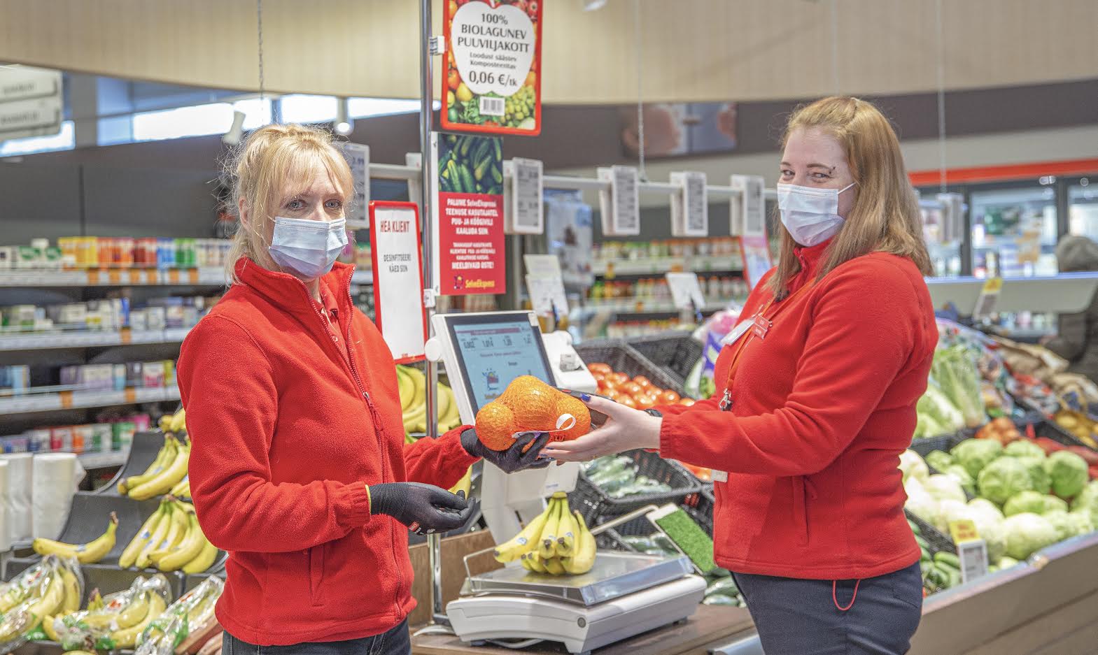 Selveris komplekteerivad kohapeal kättesaadavat e-poe kaupa teenindusjuht Eve Post (vasakul) ja infoteenindaja Eliisa Rebane. Foto: AIGAR NAGEL