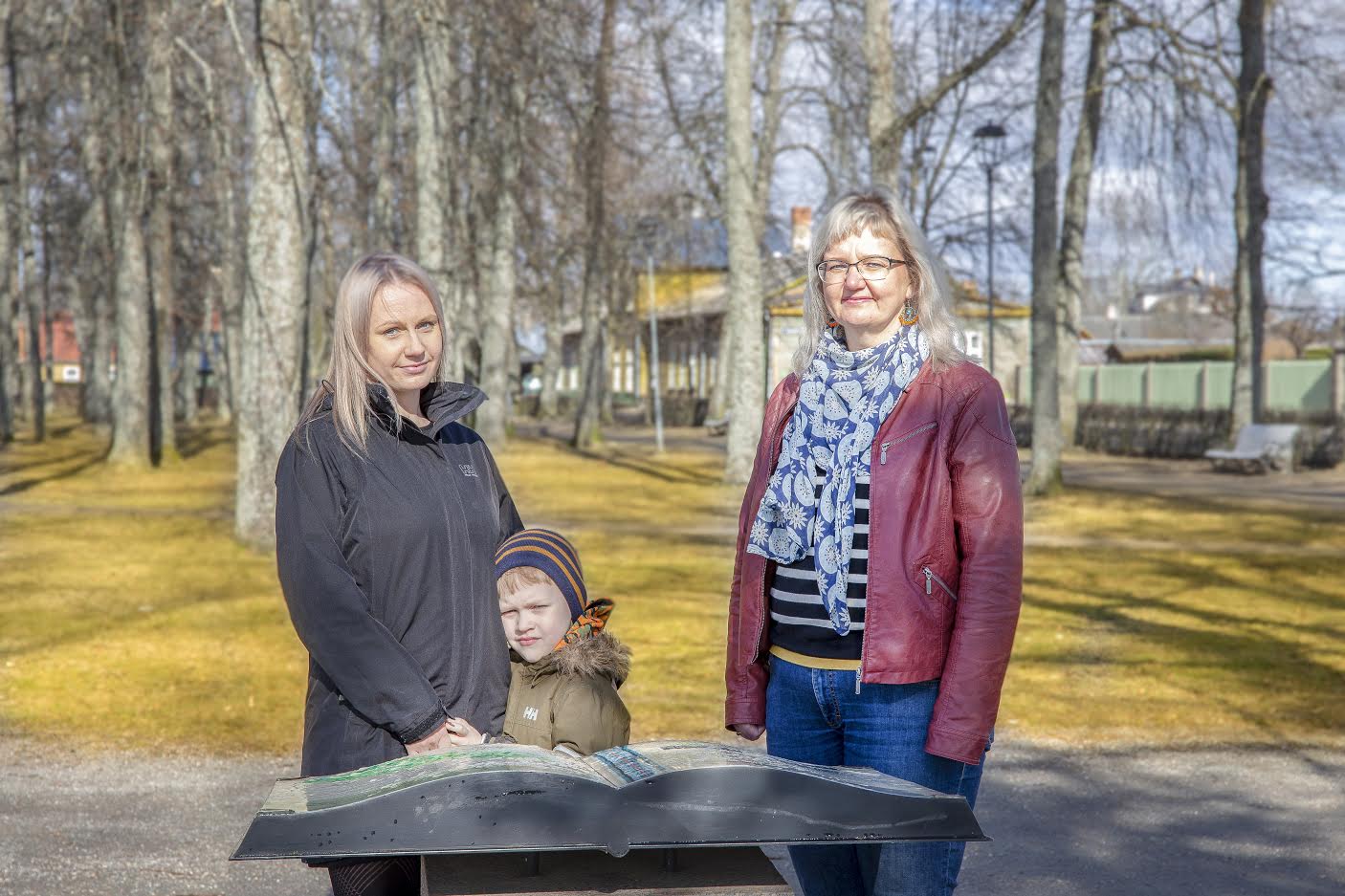 Võru noortekeskuse juhataja Gitlin Kütt (paremal) koos Christiana Vaheri ning tema väikese abilise Remi Otsaga valmistuvad malevaks nii nagu eelmiselgi aastal. Foto: AIGAR NAGEL