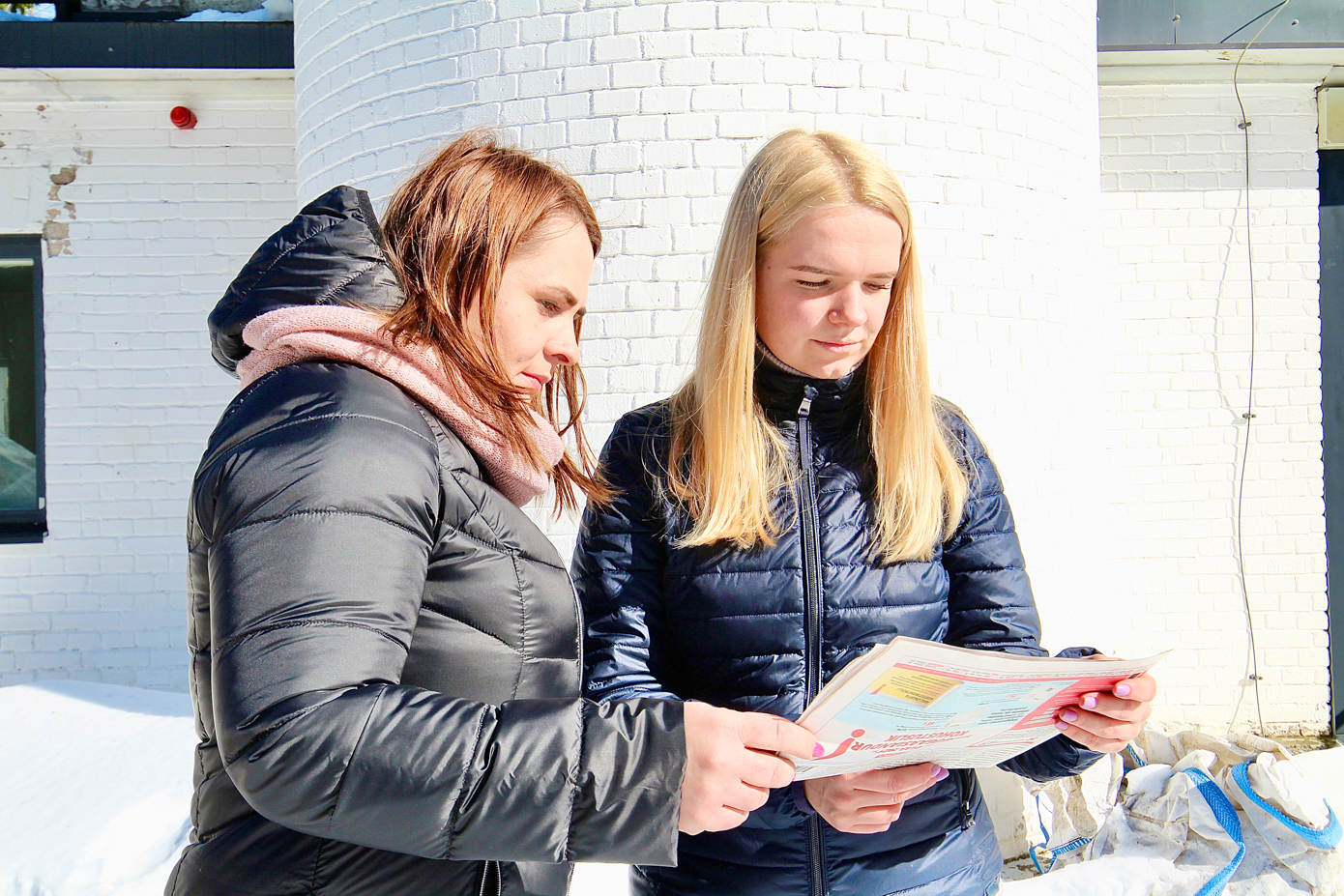 Rõuge valla majandusosakonna juhataja Jane Liiv (vasakul) ja valla arendusosakonna juhataja Aira Udras Suure Munamäe vaatetorni juures loodavad, et torni saab avada südasuvel. Fotod: ERIKA SAKS, ANU PÕIME, ENE AEDMAA, KALEV ANNOM