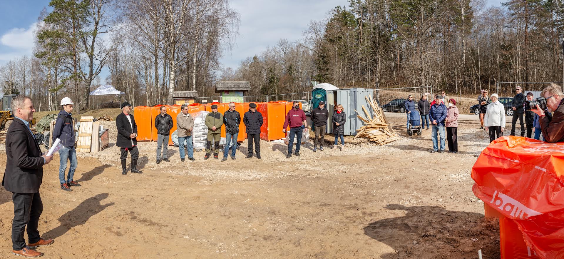 Kevadiselt soojal esmaspäeva pärastlõunal sai Luhamaa külakeskus nurgakivi. Ühtehoidvale kogukonnale omaselt oli pidulikule sündmusele kogunenud omajagu huvilisi. Foto: AIGAR NAGEL