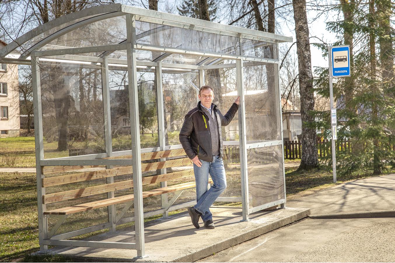 Reedel paika saanud vandalismikindla bussiootepaviljoni vastupidavust on ASi Lapi MT juhatuse liikme Margus Tigassoni sõnul kavas ka ise järele proovida ja sellest videogi teha. Foto: AIGAR NAGEL Reedel paika saanud vandalismikindla bussiootepaviljoni vastupidavust on ASi Lapi MT juhatuse liikme Margus Tigassoni sõnul kavas ka ise järele proovida ja sellest videogi teha. Foto: AIGAR NAGEL