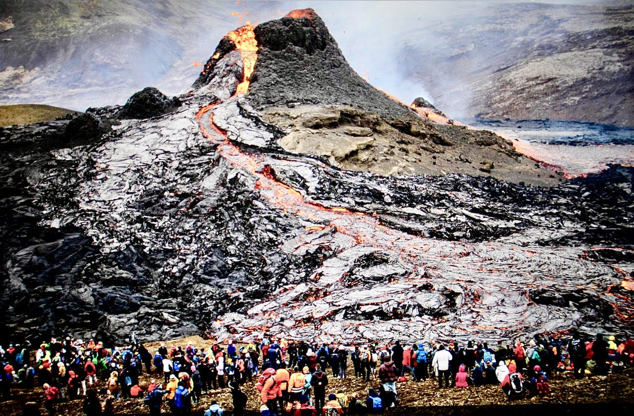 Islandil Reykjaviki lähedal Geldingadaluris hakkas purskama Fagradalsfjalli vulkaan, mis oli 900 aastat maganud. Vulkaanipurse peatas Islandi suurima, Keflaviki lennujaama töö. Lennukid ei saa õhku tõusta ja maanduda, sest õhus on palju vulkaanipurskest tekkivaid ohtlikke osakesi. Islandlased on kogunenud vaatemängu nautima ja mõni julge on proovinud laaval isegi mune praadida. Fotod: KALLE KEVAD, INTERNET