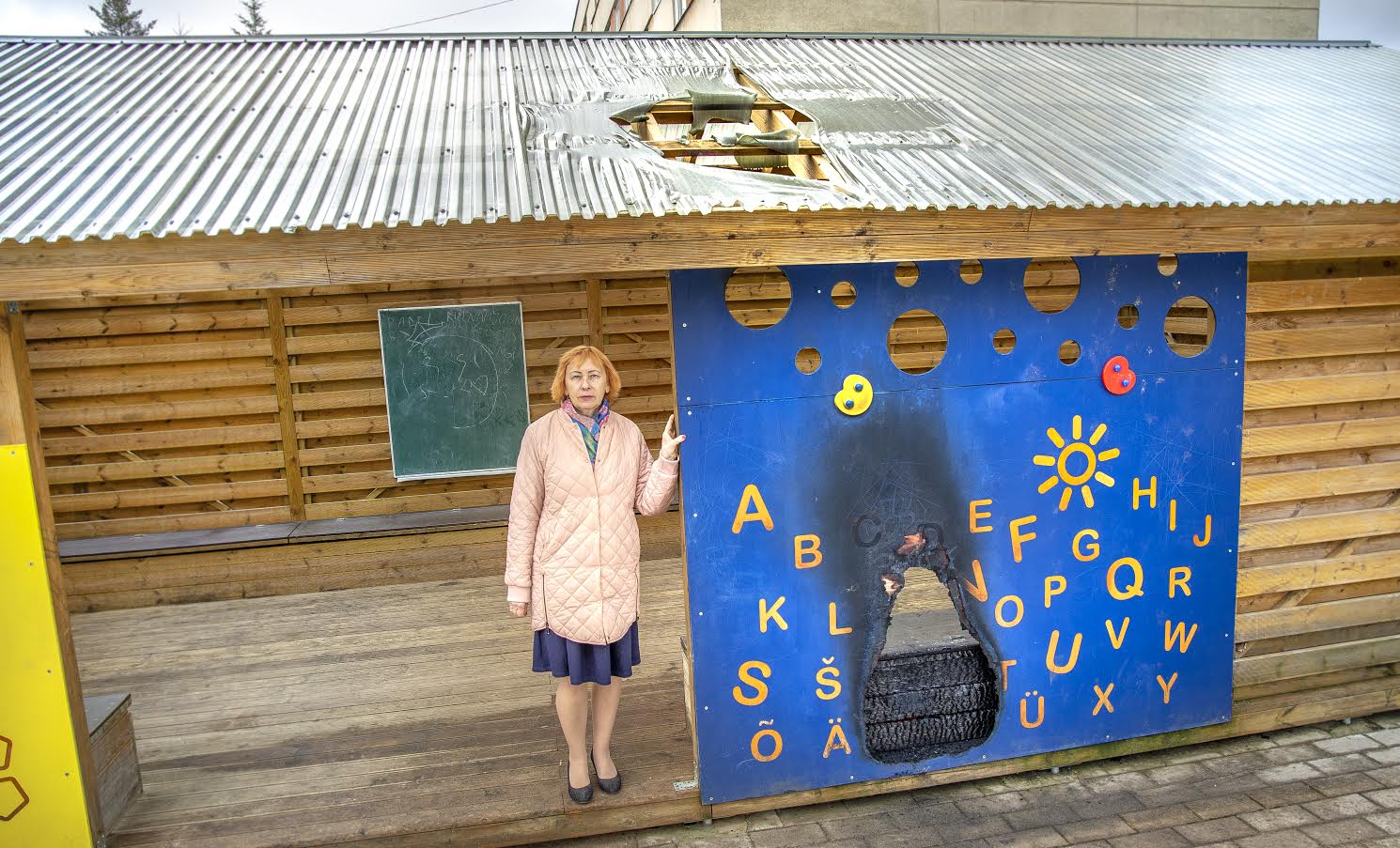 Olevi tänaval asuva lasteaia Sõleke mänguväljakul süüdati laupäeval mängumaja sein ja katus. Direktori Tiina Kala sõnul on kogu videosalvestistelt saadud info edasi antud politseile. Kahjude maksumust on direktori sõnul veel vara hinnata. FOTO: Aigar Nagel