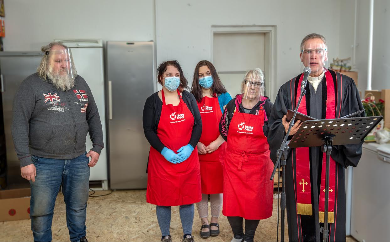 Võru Toidupanga meeskond Tiit Toome (vasakult), Egle Sarkus, Helle Laurits, Ester Penk koos Võru Elupuu koguduse pastori Kaupo Kandiga. Foto: AIGAR NAGEL