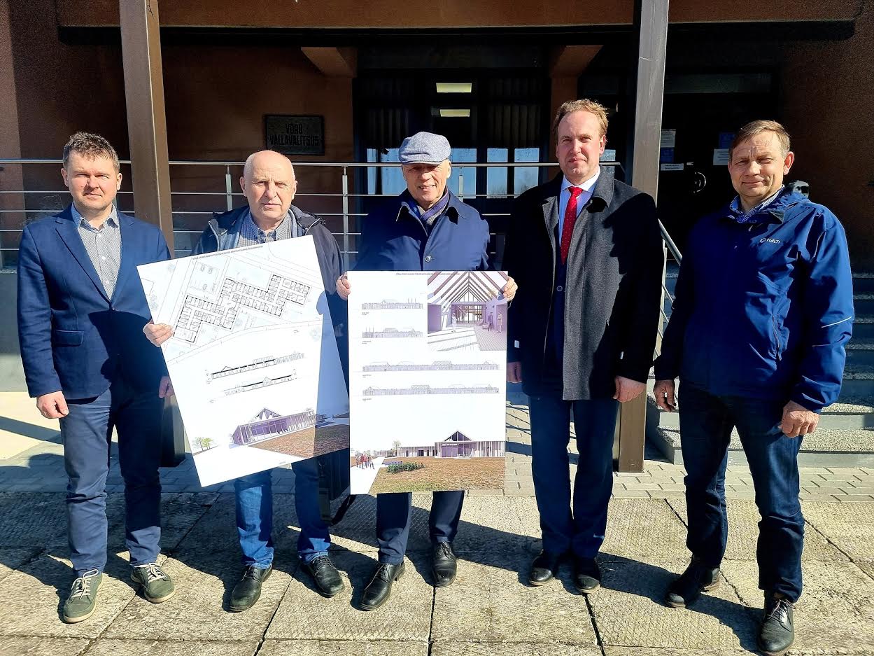 Võru vallavanem Kalmer Puusepp (vasakult), Võru vallavolikogu esimees Georg Ruuda, Võru linnavolikogu esimees Ülo Tulik, Võru linnapea Anti Allas ja abilinnapea Sixten Sild. Foto: VÕRU LINN