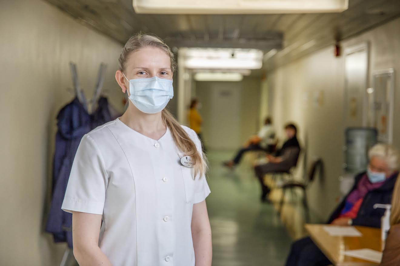 Lõuna-Eesti haigla infektsioonikontrolli õde Alice Venski hoolitseb selle eest, et soovijad oma vaktsiinisüsti kätte saaksid. Foto: AIGAR NAGEL