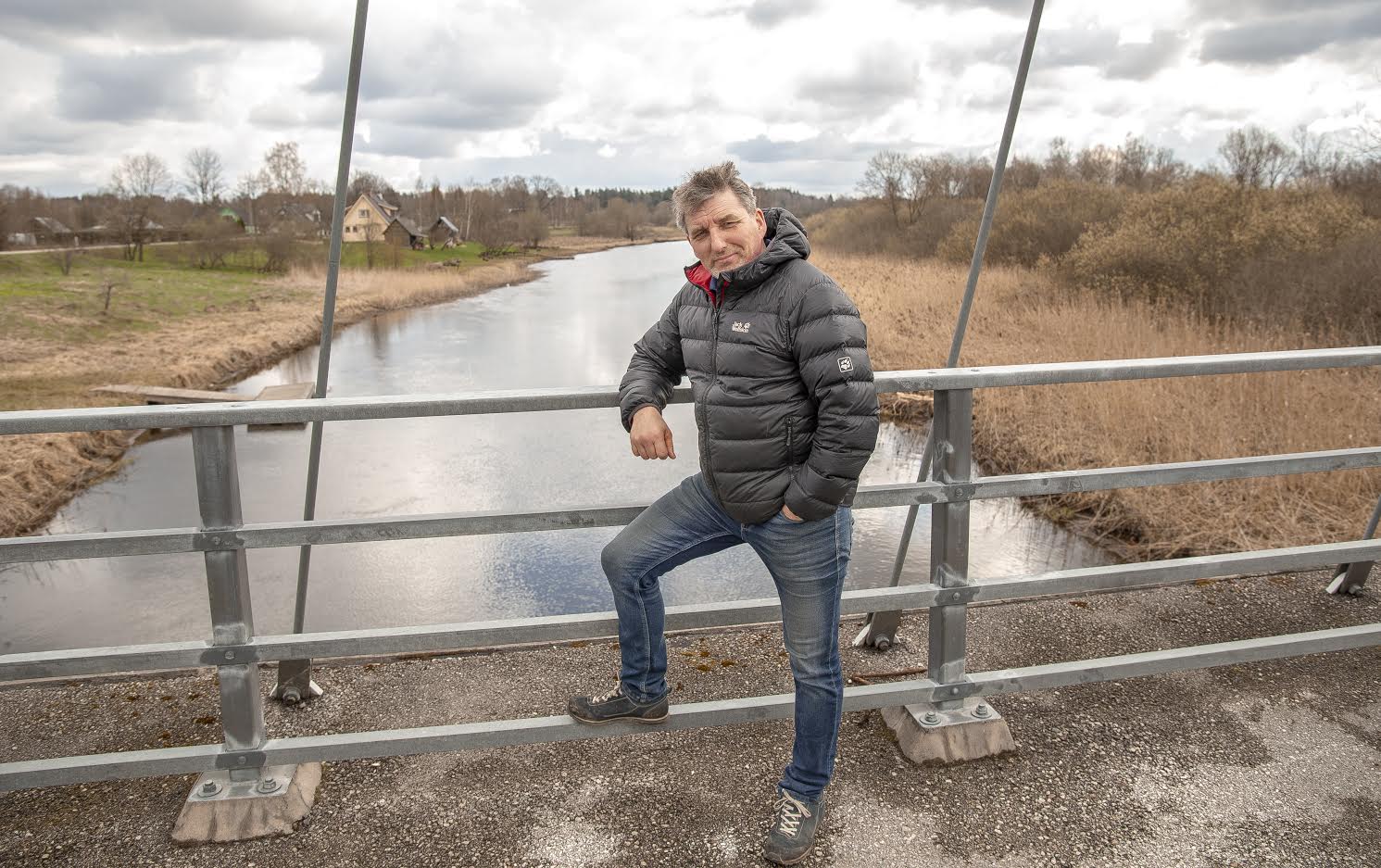 Võhandu maratoni korraldaja ja looduses matkamise edendaja Hillar Irves avaldab tõsist muret jõe aasta-aastalt halveneva olukorra pärast. Foto: AIGAR NAGEL