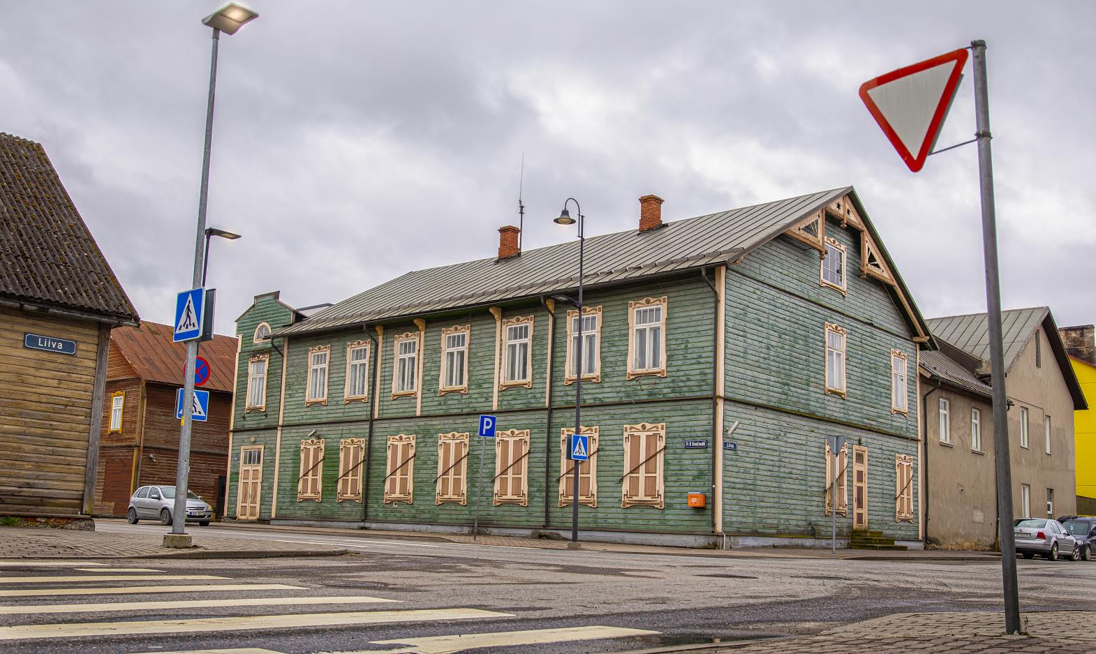 Pärast planeeritud välistöid taastatakse hoone teise korruse rõdu ning selle all olev keskmine uks. Foto: AIGAR NAGEL