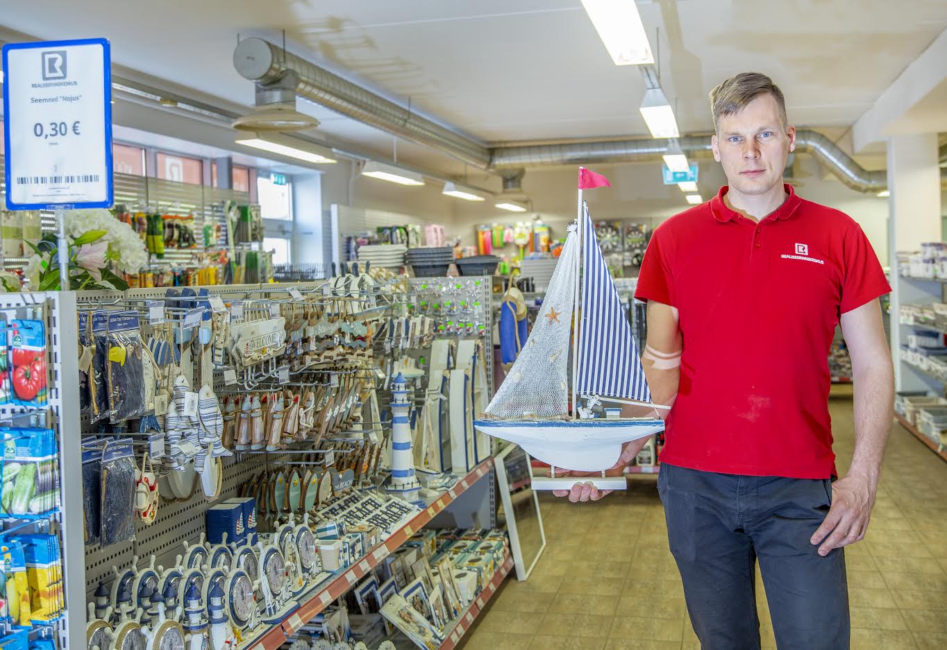 Semu Kaubamajas tegutseva Realiseerimiskeskuse juhataja Kristo Pillman on rahul, et taas tohib kaupluses ka tööstuskaupa müüa. Foto AIGAR NAGEL