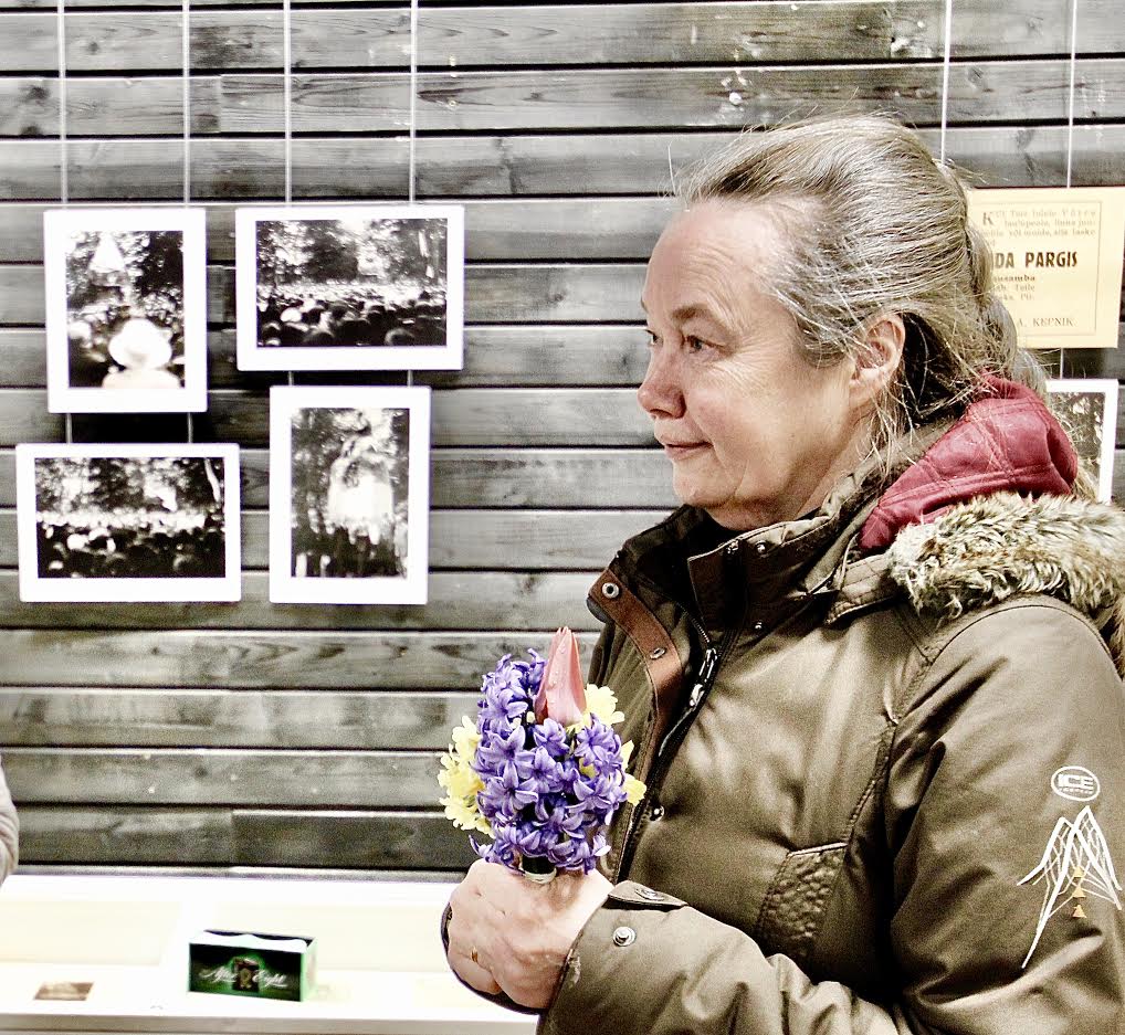 Näituse kujundaja Marika Sepp esimeselt näituse külastajalt saadud lilledega. Fotod: ERAKOGUD