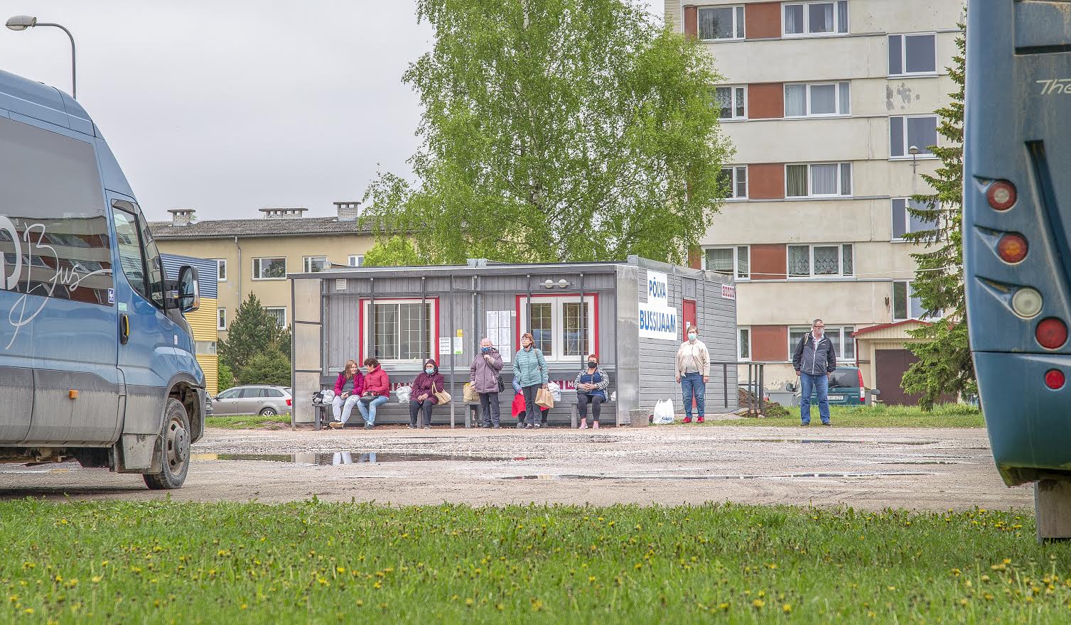 Praeguste sajuste ilmadega on Põlva ajutisest bussijaamast saanud porine kuumaastik, millele lubatakse peagi leevendust. Foto: AIGAR NAGEL