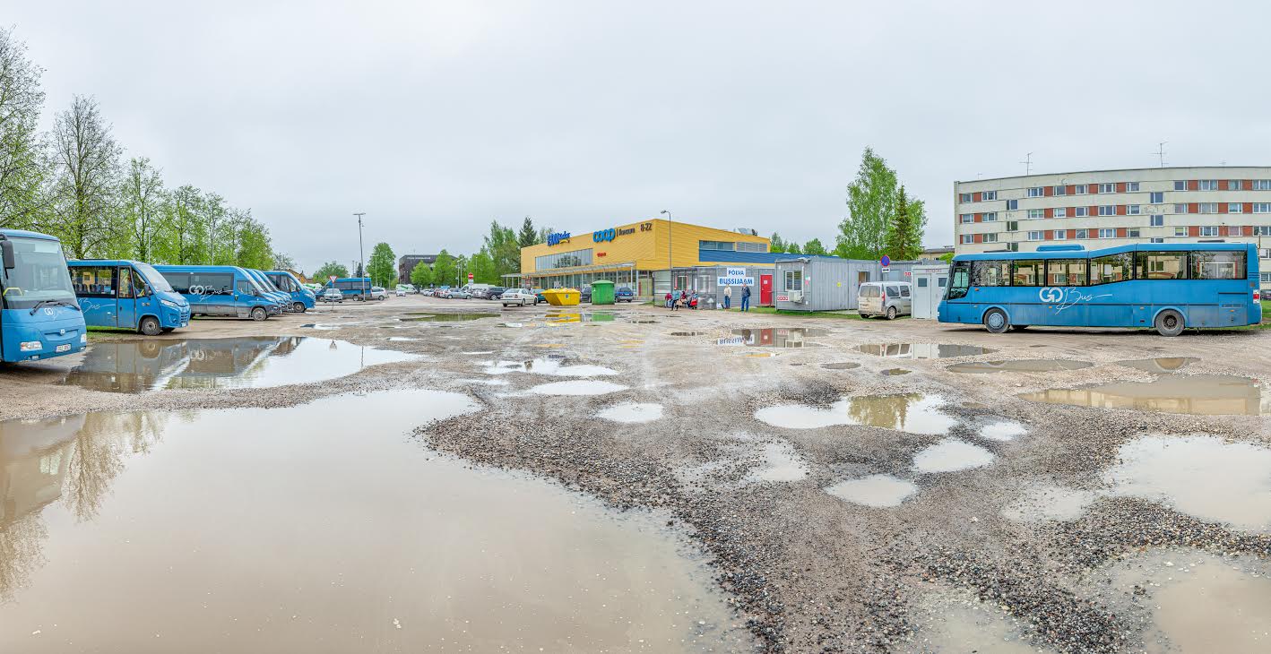 Praeguste sajuste ilmadega on Põlva ajutisest bussijaamast saanud porine kuumaastik, millele lubatakse peagi leevendust. Foto: AIGAR NAGEL