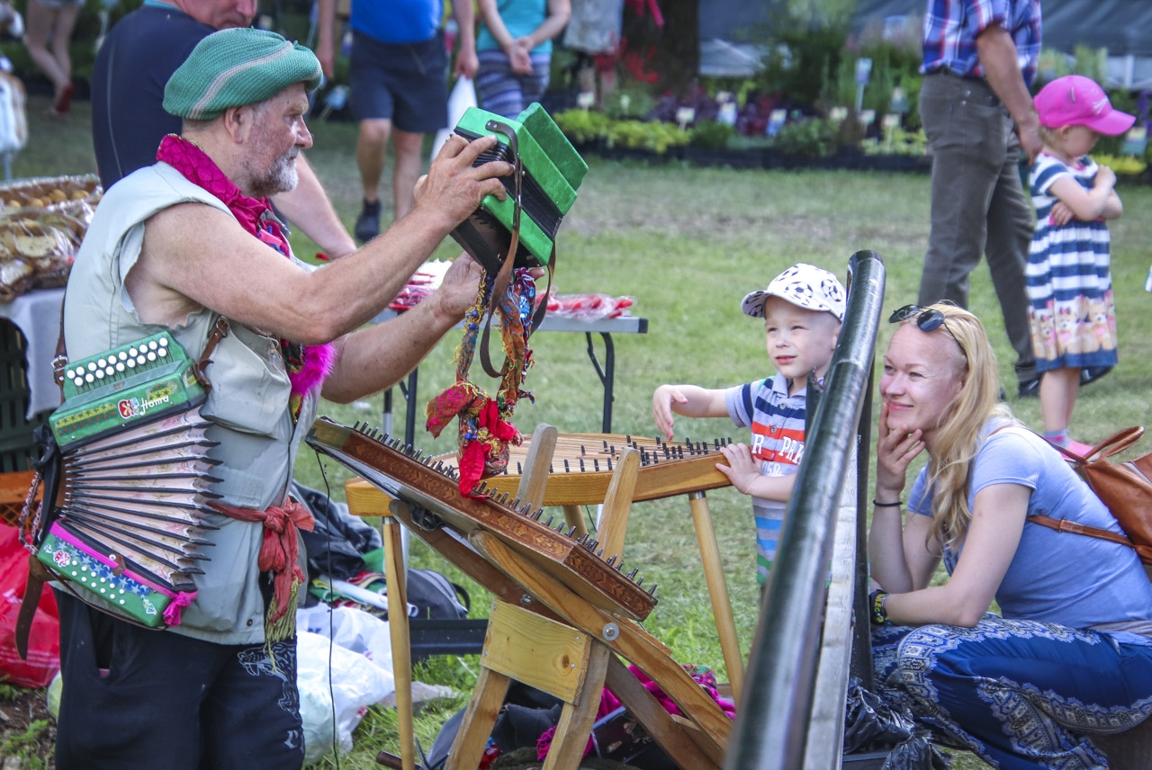 2019. aastal nauditi laadamelu täiel rinnal. Siis ei osanud veel keegi arvata, et traditsiooniline Vastseliina maarahva laat kahel järgneval aastal toimuda ei saa. Foto: AIGAR NAGEL