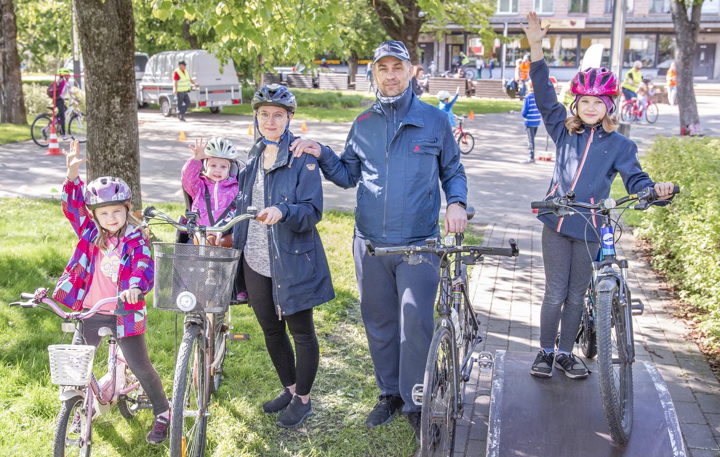 Võru linna üheksandat rattapäeva ja suvesooja nautisid Sofia (vasakult), Luisa, Kairi, Hinnar ja Elinora Buht. Foto: AIGAR NAGEL