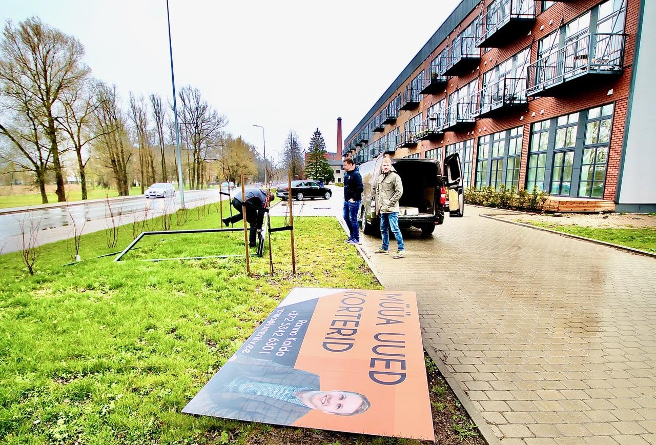 Kesknädalal paigaldati Lumena Kinnisvara uute korterite müügireklaam Kreutzwaldi 59c kortermaja juurde. FOTOD: Kalev Annom