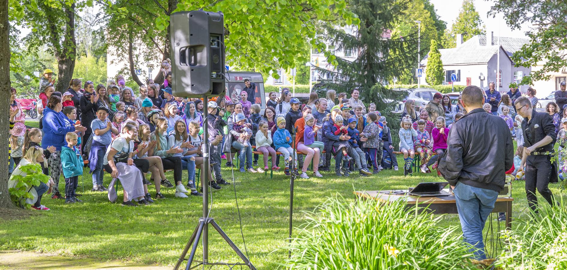 Antsla Kuuseparklas peeti lastekaitsepäeva üsna suurejooneliselt. Sisukas õhtu kestis kella 18–21. Kava algas mustkunstnik Fred-Eriku ülesastega. Fred jutustas lastele, et tegi oma esimese triki tervelt 16 aastat tagasi ja et see oli küpsisekaotamise trikk. Lastekaitsepäeva tipphetkeks oli kindlasti uuenenud Antsla noortekeskuse avamine. Pärast lustiti batuudil, söödi torti ning väga populaarseks osutus ka põgenemistuba. Järjekord põgenemistuppa lookles hiliste tundideni. Tõmbenumbriks olid ka rõngaga pudelipüük ning õnneloos. Fotod: AIGAR NAGEL