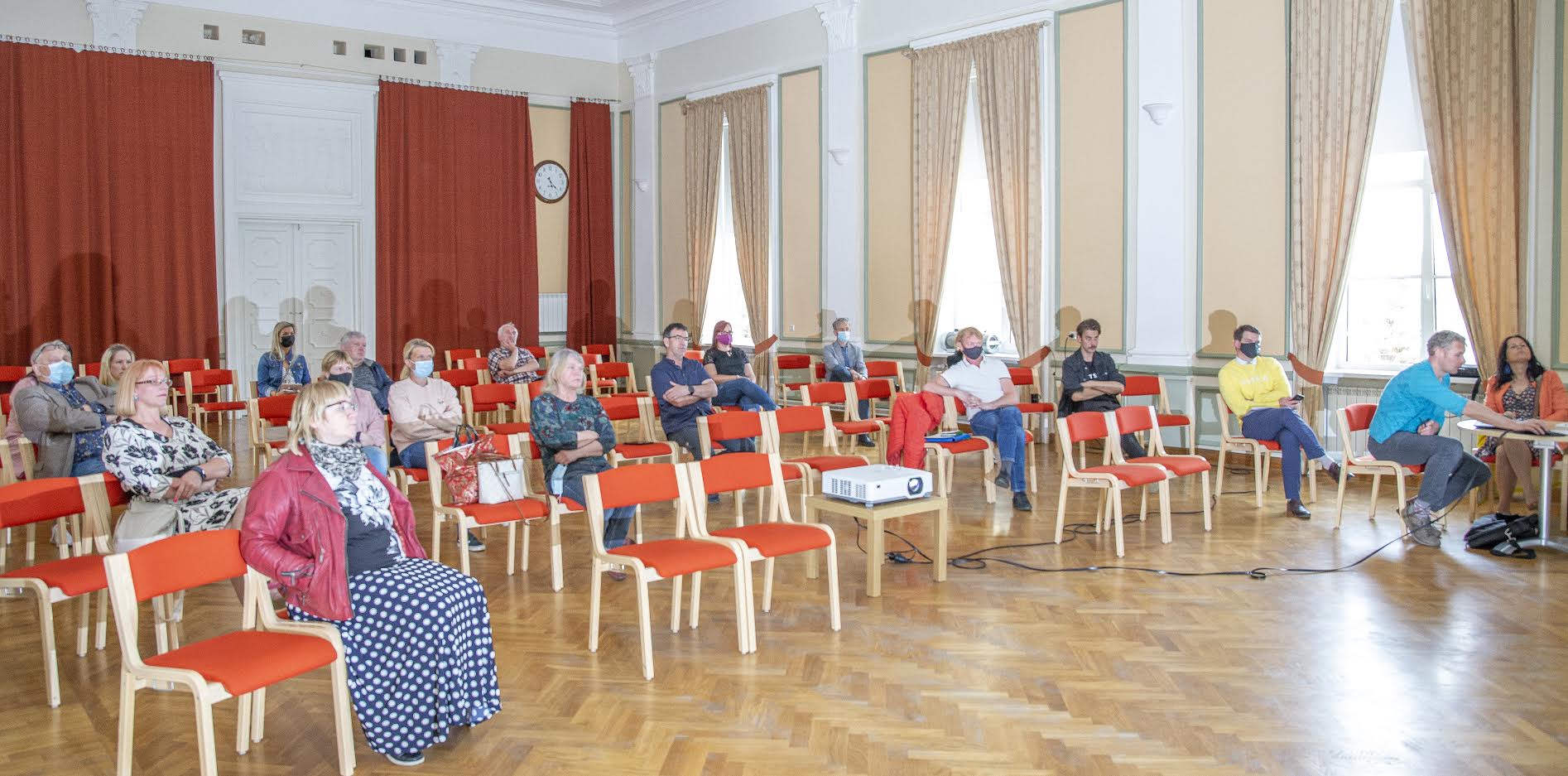 1. juunil toimunud Antsla kesklinna piirkonna maastikuarhitektuurse ehitusprojekti eskiisi avalikule arutelule oli kogunenud ligi paarkümmend huvilist. Foto AIGAR NAGEL