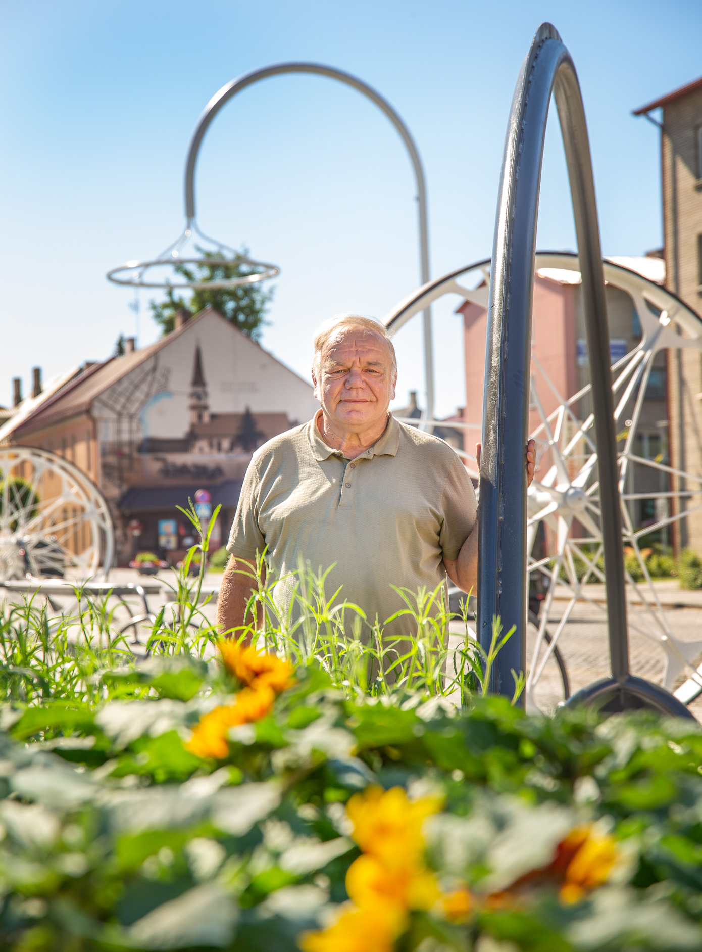 Võru linna teenetemärgi saaja Egon Johanson peab Võru linna keskväljakut kauniks paigaks, kus on hea Tartust ja Tallinnast külla tulnud lastelastega aega veeta. Foto AIGAR NAGEL