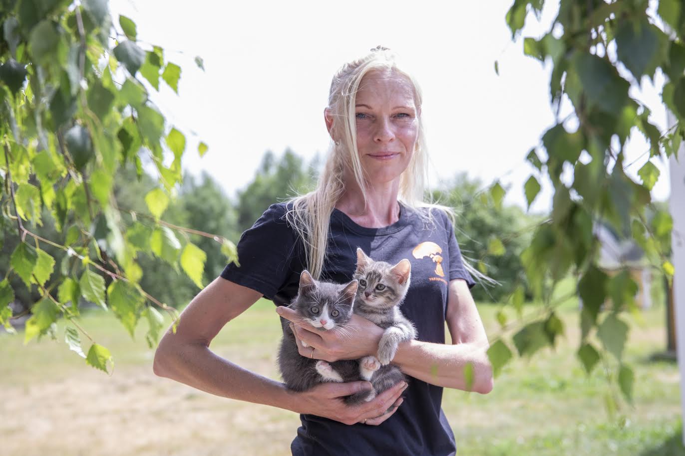 Mai- ja juunikuus aitasid koolinoored kogukonnapraktika raames vabatahtlikutööga Võru loomade varjupaiga karvaseid asukaid. Fotol Varjupaikade MTÜ Võru loomade varjupaiga juhataja Relika Rehemets. Foto: AIGAR NAGEL