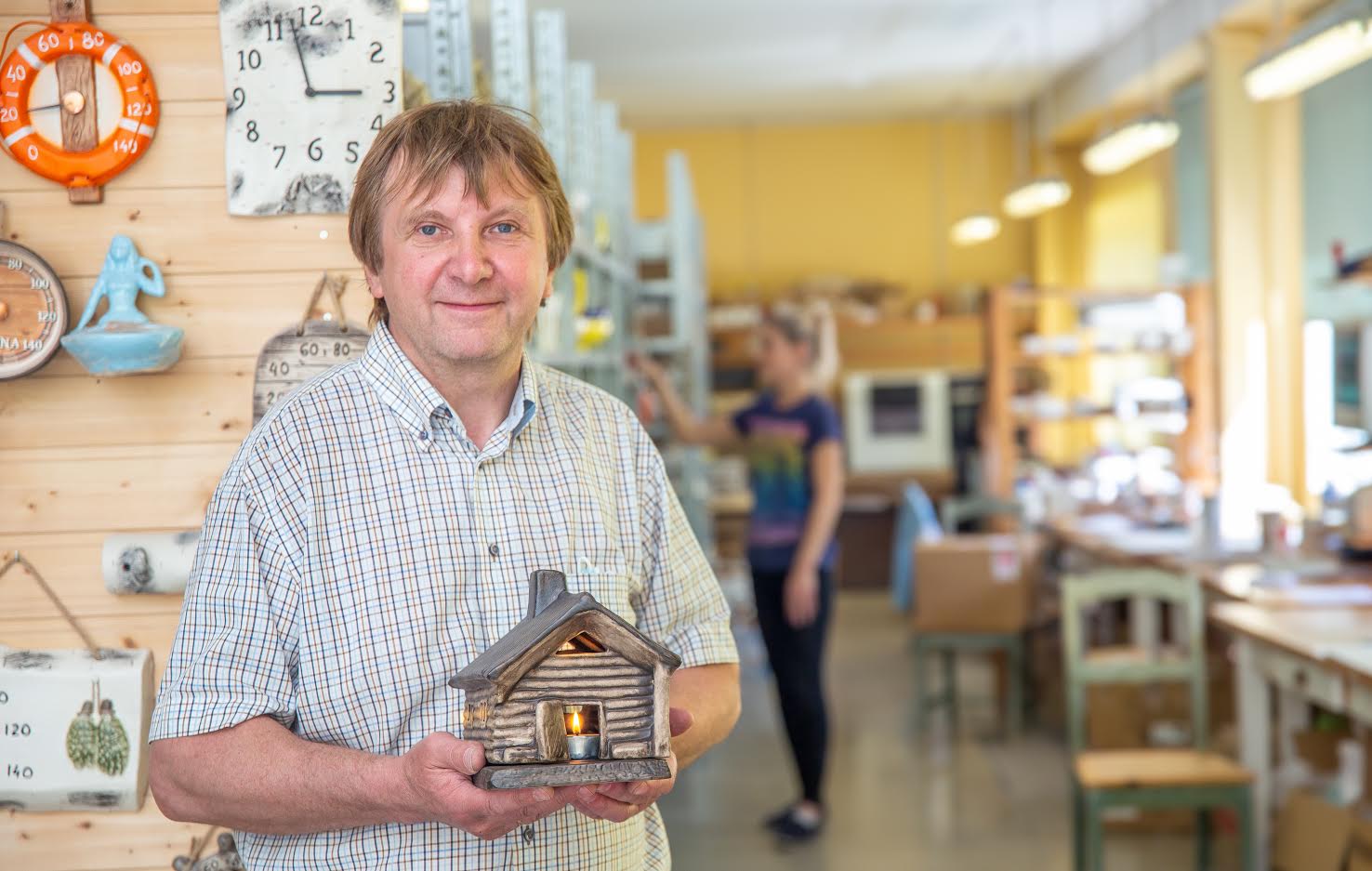 Timo-Keraamika juht Tiit Raag näeb, et koolilõpetamise puhul valitakse pigem selline asi, millele saab isikliku soovi või kujunduse teha. Foto: AIGAR NAGEL