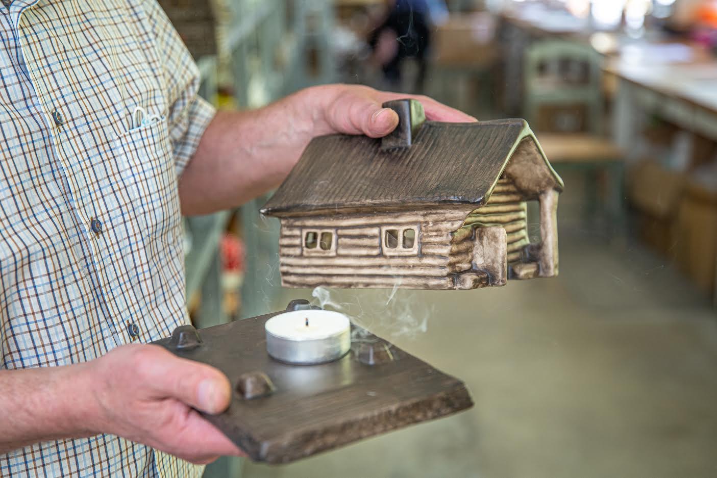 Timo-Keraamika juht Tiit Raag näeb, et koolilõpetamise puhul valitakse pigem selline asi, millele saab isikliku soovi või kujunduse teha. Foto: AIGAR NAGEL
