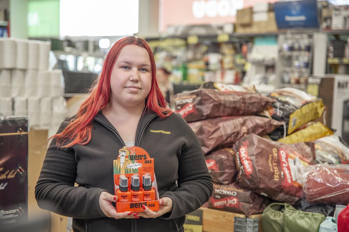 Võru Handymannis saab valida erinevate tõhusate putuka- ja lestatõrjevahendite vahel. Fotol klienditeenindaja Virge Kaurson. Foto: AIGAR NAGEL