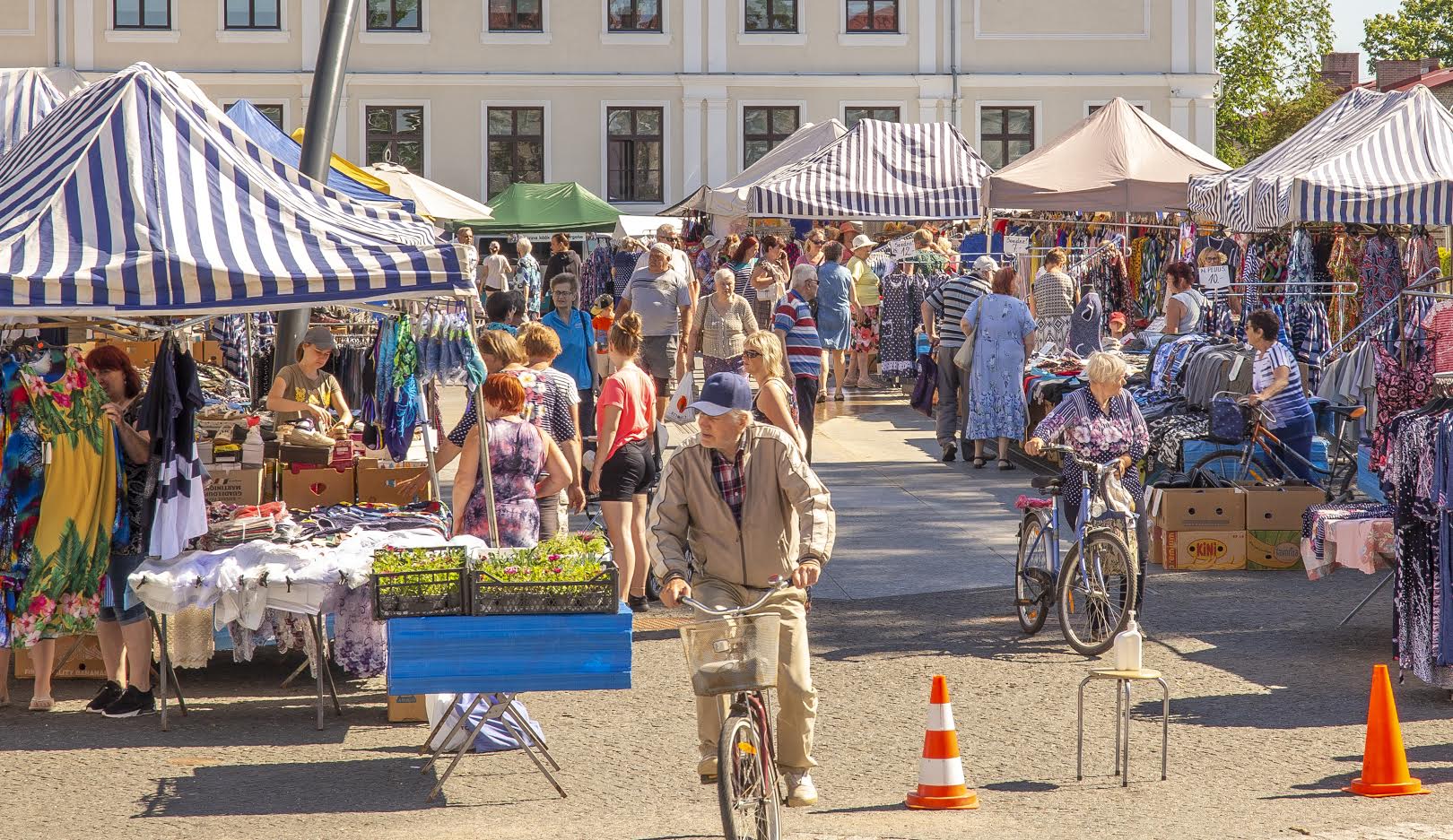 Ilus ilm ja mitmekülgne kauplejate valik meelitas keskväljakule hulga rahvast. Foto: AIGAR NAGEL