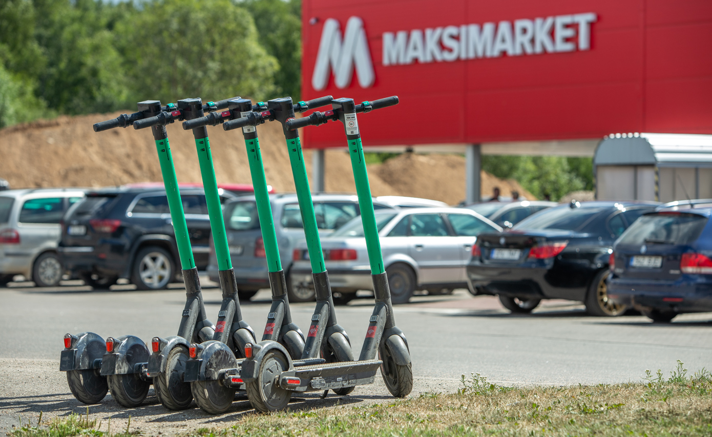 Üheks harjumuspäraseks Bolti tõukerataste parkimiskohaks on eelmisel paaril hooajal olnud Võru Maksimarketi ja Neste tankla lähedal olev roheala. Foto: AIGAR NAGEL