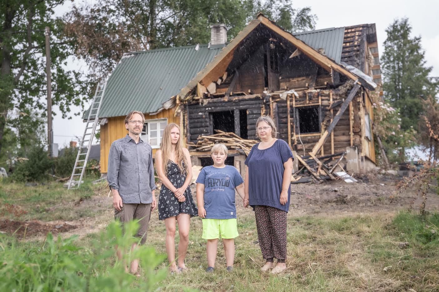 Möödunud nädala alguses hävis tules Pindi ja Vastseliina koguduse õpetaja Argo Oleski perekonna kodu. Fotol Argo (vasakult), minia Maidrii, Ats Markus ja Kadri. FOTOD: Aigar Nagel