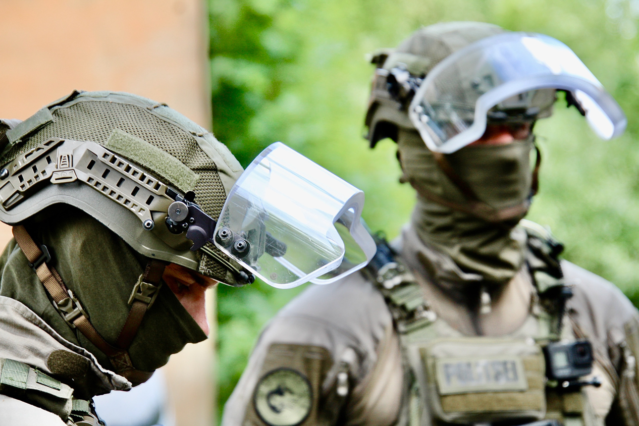 Näo kaitseks olid kiirreageerijatel paksust klaasist katted (visiirid). Fotod: KALEV ANNOM