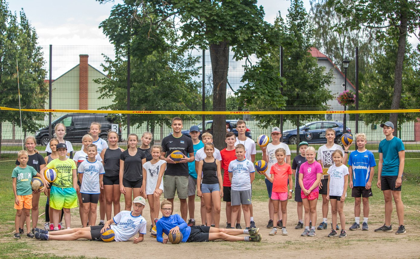 Võrumaa võrkpallihuvilised koos treeneri Priit Tigasega ja külalistreenerina üles astunud Robert Tähega. Foto: AIGAR NAGEL