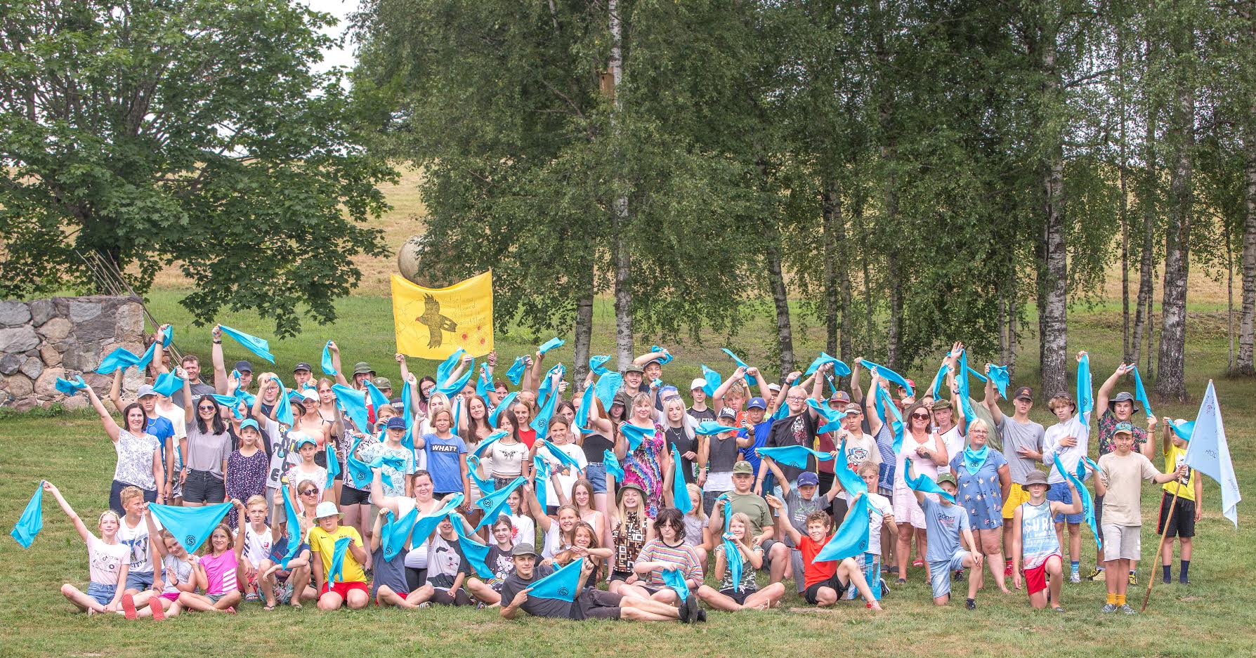 Teisipäeva pärastlõunal saabusid noored Kirikumäele, et esmalt püstitada telgid ning pärast koguneda rivistuseks. Rivistuselt esmased juhtnöörid saadud, lipp heisatud ja ühisfoto tehtud, suunduti Kirikumäe järve ujuma. Foto AIGAR NAGEL