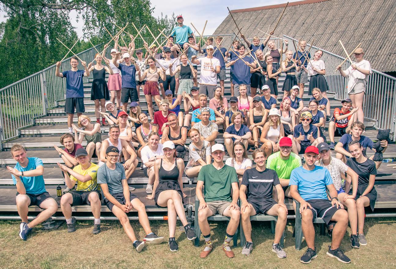 75 keskkoolinoort on  Andre Laine juhendamisel alates teisipäevast  Teppo lõõtsatalus tantsulavastust harjutanud.  Reedene esietendus tuleb  põnev ja üllatusterohke. Foto: AIGAR NAGEL