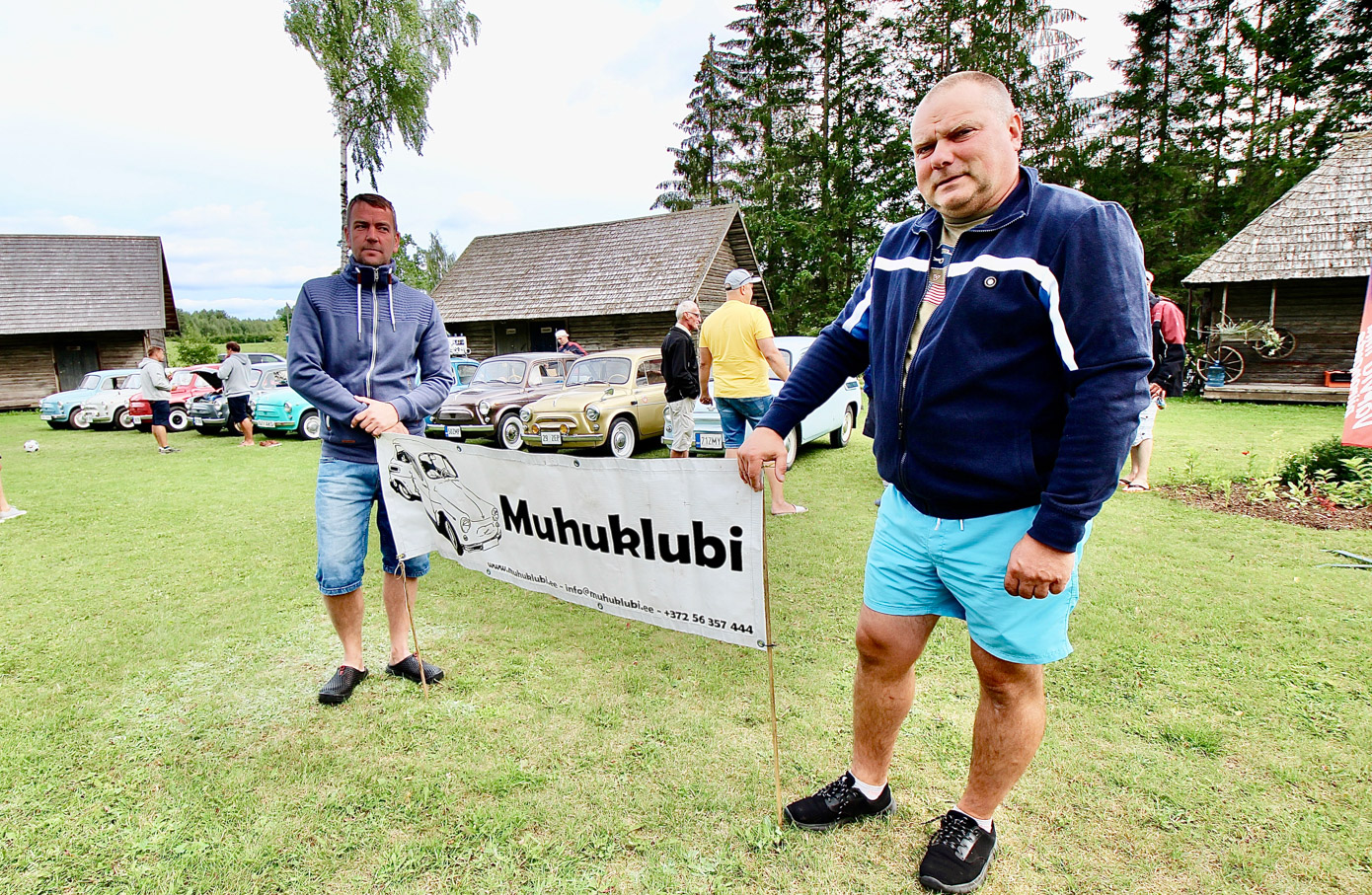 Suvepäevade korraldaja Kalle Muhel (vasakul) ja klubi president Imre Nõmmik seavad üles laagrireklaami. Taamal mitukümmend „maanteemuhku.” FOTOD: Kalev Annom