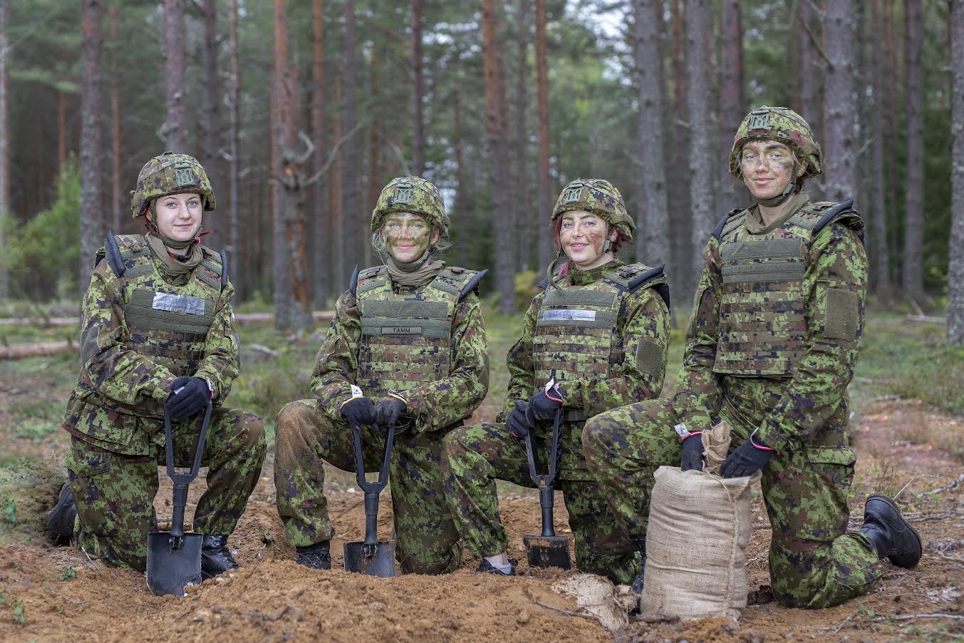 Neli hakkajat töövarju, kellest kaks plaanib kindlasti ajateenistusse astuda. Üheskoos praktiseeriti kaeviku kaevamist. Kaisa Ilves (vasakult), Chrisanne Tamm, Merily Lasen ja Laura Järvpõld. Foto: AIGAR NAGEL