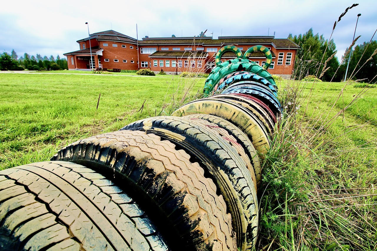 Krabi koolimaja ees on pikk rehvidest suurte silmade ja avali suuga krokodill, mis nagu jälgiks koolimajas toimuvat ... Fotod: KALEV ANNOM, INTERNET