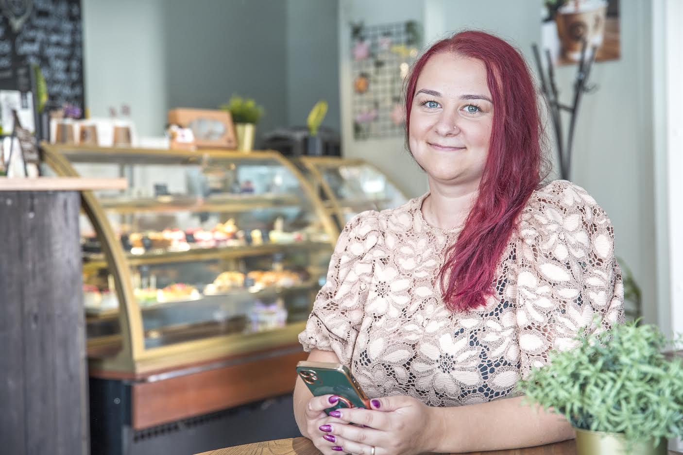 Esmaspäeval avas Sulbi kohviku ning kohvi- ja koogipoe Karamell perenaine Kristina Noorsalu uue säästvat eluviisi toetava sotsiaalmeediagrupi Toidujagamine Võrus. Foto: AIGAR NAGEL Esmaspäeval avas Sulbi kohviku ning kohvi- ja koogipoe Karamell perenaine Kristina Noorsalu uue säästvat eluviisi toetava sotsiaalmeediagrupi Toidujagamine Võrus. Foto: AIGAR NAGEL