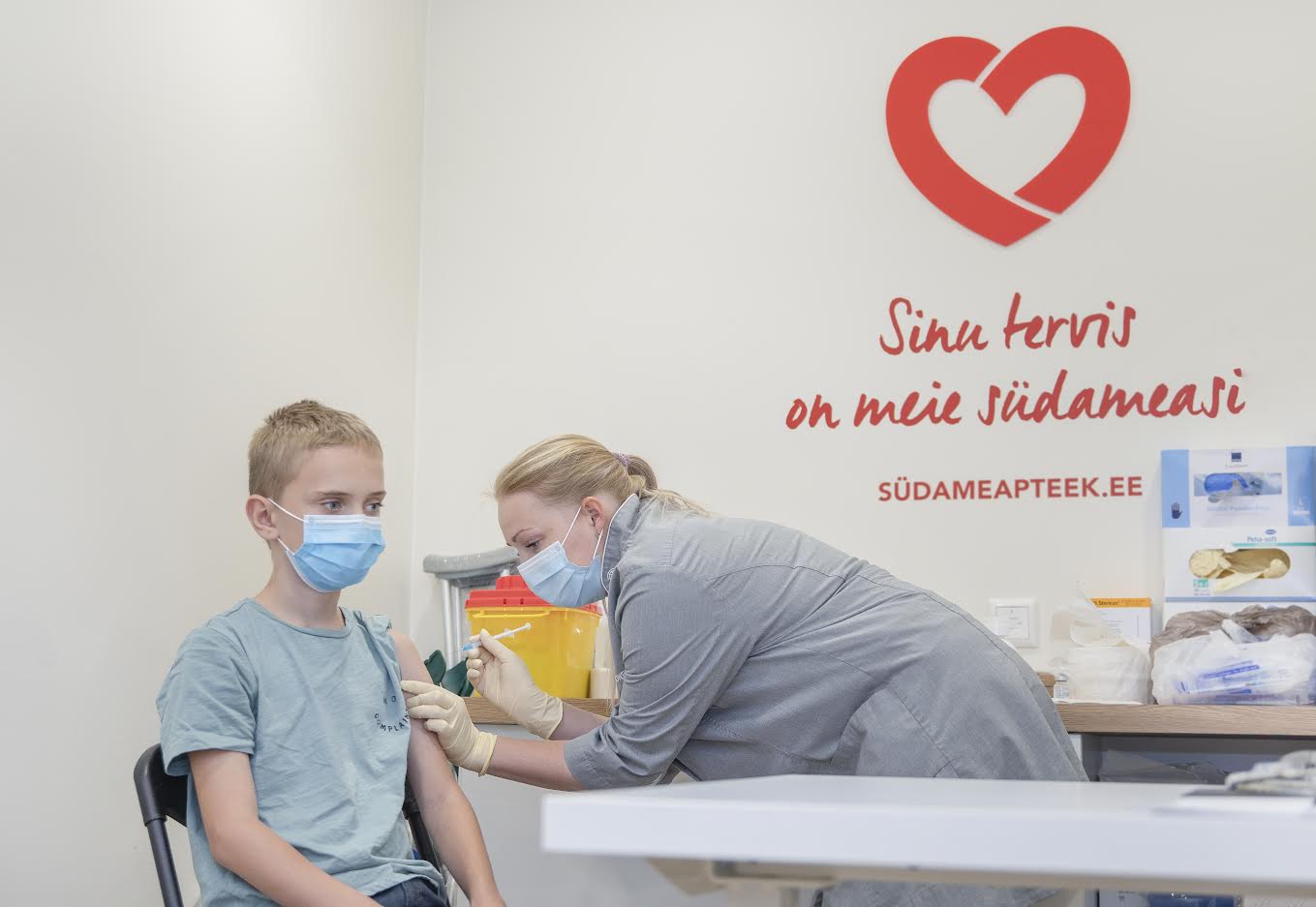Karl Kristjan Loog tuli Tartust koos isaga Võru  Südameapteeki vaktsineerima, sest Võrus oli vaktsineerimisaega võimalik kiiremini saada.  Foto: AIGAR NAGEL