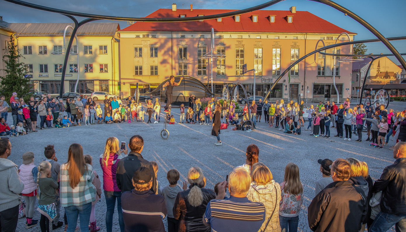 Tänavaesineja Sylvain žongleeris edukalt nii diabolo’de kui ka mõõkadega. Samuti ronis ta mängleva kergusega kolmemeetrise monoratta otsa. Abilisteks kaasas mees publiku seast inimesi, kes kõik rõõmuga kaasa lõid. Foto: AIGAR NAGEL