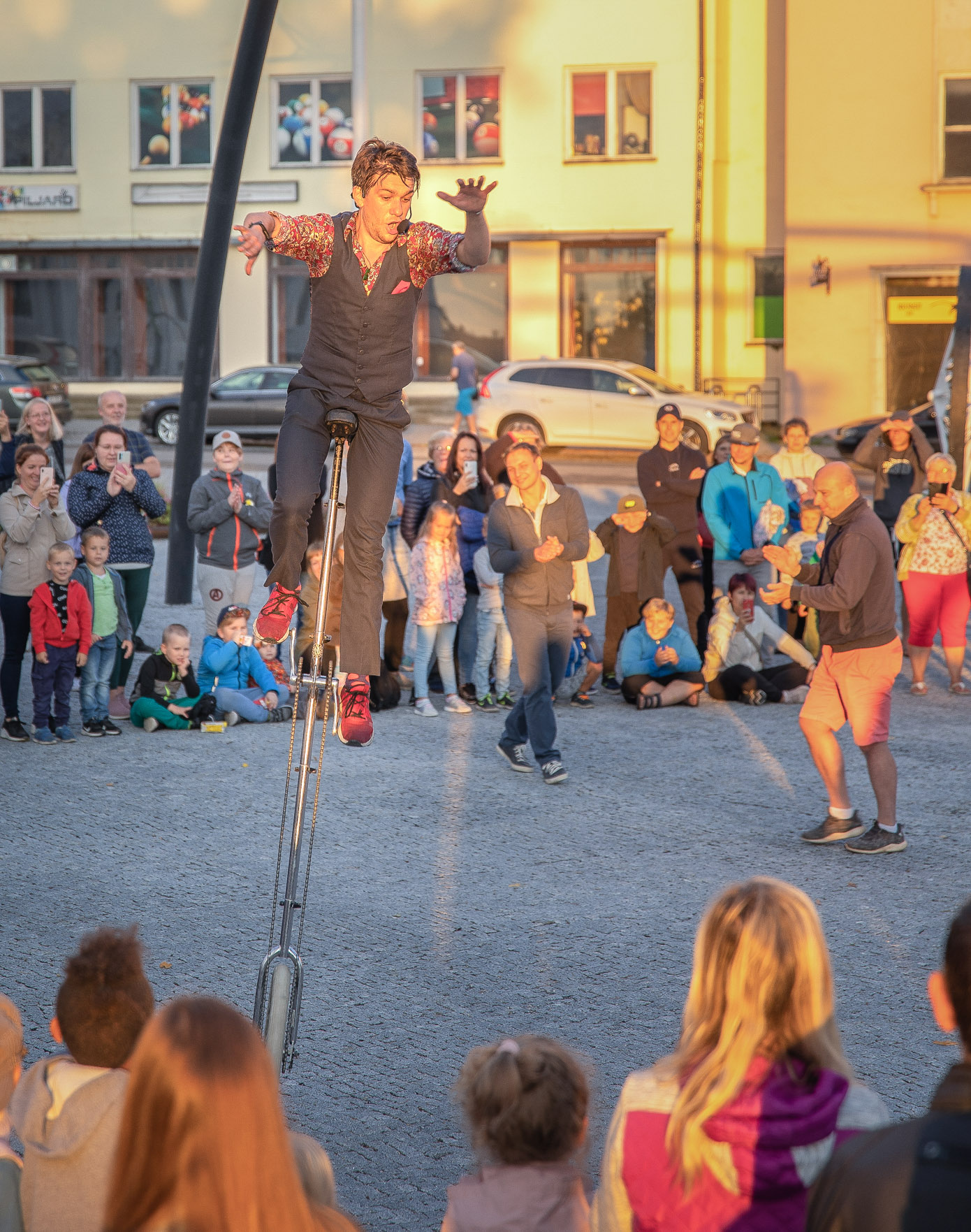 Tänavaesineja Sylvain žongleeris edukalt nii diabolo’de kui ka mõõkadega. Samuti ronis ta mängleva kergusega kolmemeetrise monoratta otsa. Abilisteks kaasas mees publiku seast inimesi, kes kõik rõõmuga kaasa lõid. Foto: AIGAR NAGEL