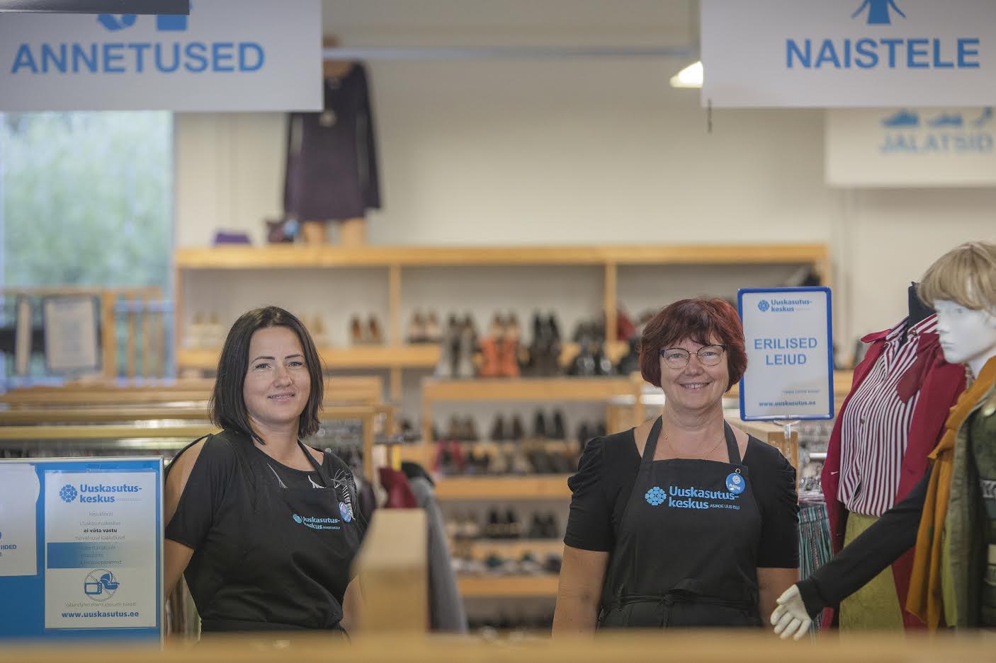 Uuskasutuskeskus on Semu kaubamaja üks kahest suuremast rentnikust. Tegutsetakse 450 ruutmeetri suurusel pinnal, mis jääb ülejäänud Eestis asuvate Uuskasutuskeskuse kauplustega võrreldes pigem väikeseks pinnaks. Fotol vasakul Võru Uuskasutuskeskuse juhataja Kristel Urbanik ja paremal uuskasutusspetsialist Anne Verro.  Foto AIGAR NAGEL
