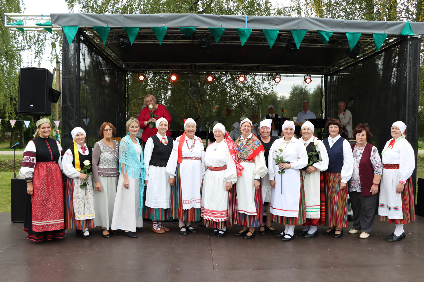 Võrumaa memme-taadi suvepidu Vastseliina rahvamaja õuel. Foto: BIRGIT PETTAI