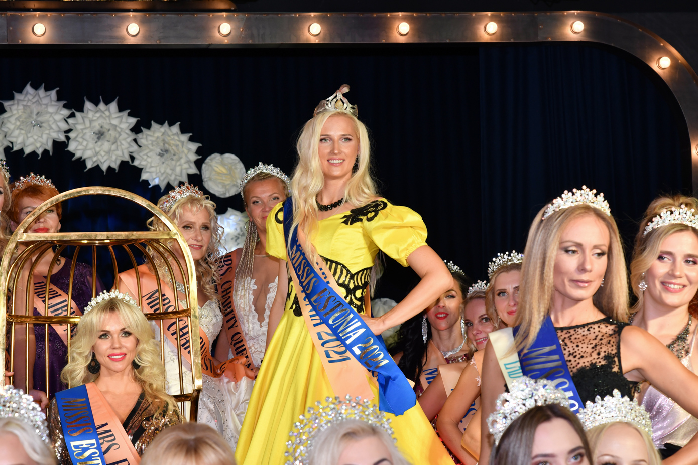 Missis Estonia 2021 Ave Tarend (keskel) võitis ka eritiitlid Mrs Model Estonia  2021, Mrs Tourism Estonia 2021 ja oli ka  internetihääletuse võitja. Fotod: VAHUR VAHTRAMÄE, KALEV ANNOM, ERAKOGU