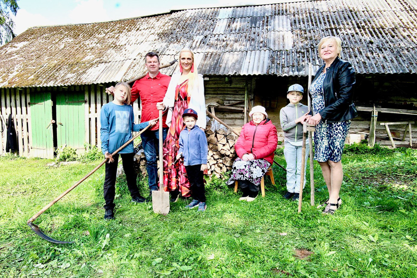 Neli põlvkonda Metstare talu aida ees.  Nagu töökale perele kohane, on kõigil  mingi talus kasutatav tööriist käes. Pildil  Ragnar (vasakult), abikaasa Lauri, Ave,  Sander, ema, vanaema, vanavanaema  Leili Annom (92) ning ema ja vanaema  Eda Tarend.