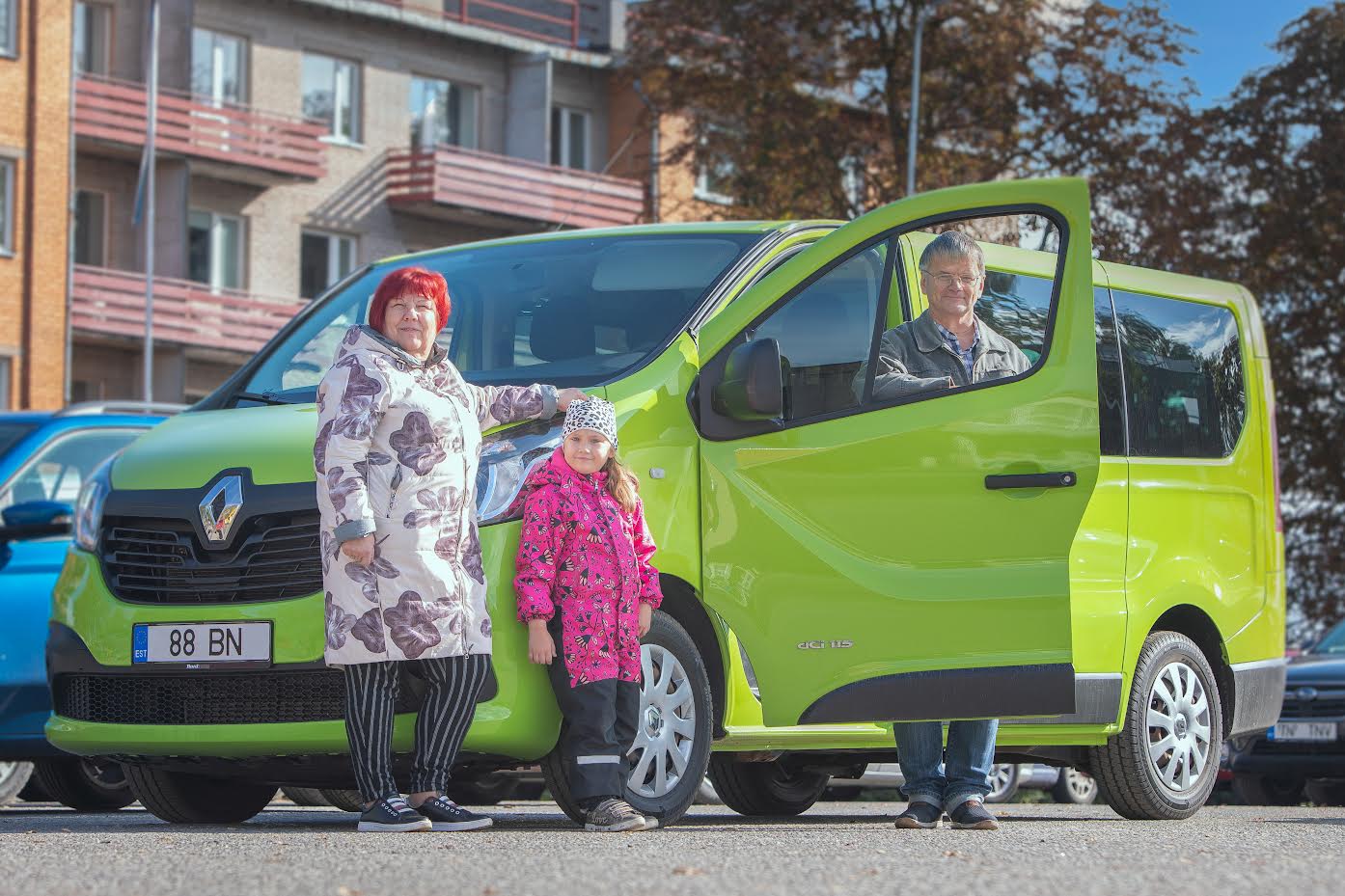 Põlvamaal Krootusel kuut last kasvatavad Inge Ojala-Pihlaja ja Timo Pihlaja said äsja telesaate ja ettevõtjate toel kõiki pereliikmeid mahutava erkrohelise Renault mikrobussi, fotol on ka pere pisim, kuuene Jasmin. Foto AIGAR NAGEL