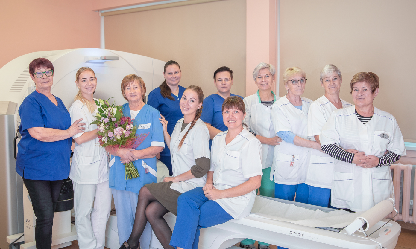Diagnostikateenistuse kollektiiv. Tagumises reas Jaanika Luik (vasakult), Kerli Koobak, Laivi Kuus, Urve Kõrs, Ere Liivaoja, Linda Ots. Ees Külli Tillemann (vasakult), Katre Vares, Aino Svarts, Inge-Liis Verst, Reet Võsu. Foto: AIGAR NAGEL